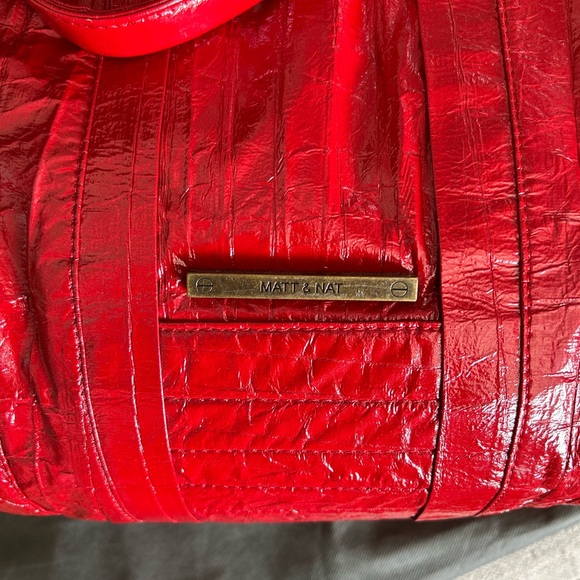 Candy apple red Matt & Nat hobo bag - Picture 3 of 4